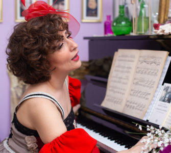 I consigli di un'attrice ed educatrice teatrale per giocare al teatro in casa con i bambini