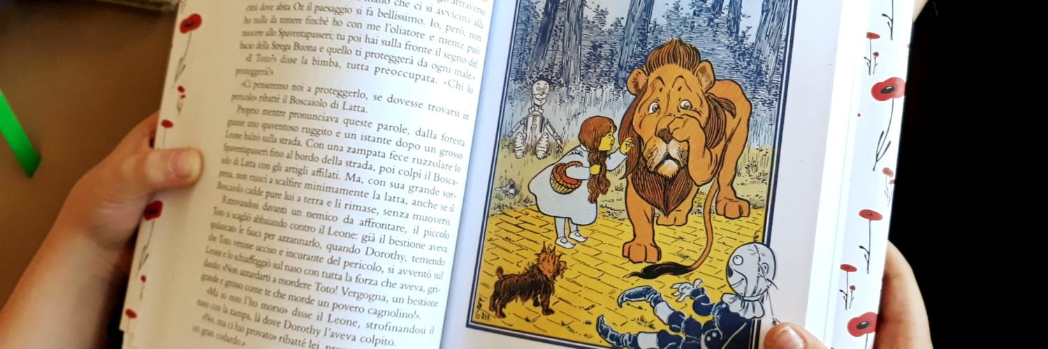 Il piccolo Lorenzo intento a leggere un famosissimo libro per bambini e ragazzi: il mago di Oz