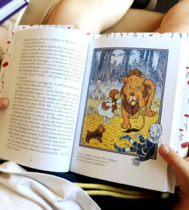 Il piccolo Lorenzo intento a leggere un famosissimo libro per bambini e ragazzi: il mago di Oz