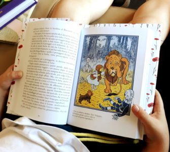 Il piccolo Lorenzo intento a leggere un famosissimo libro per bambini e ragazzi: il mago di Oz