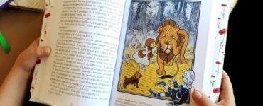 Il piccolo Lorenzo intento a leggere un famosissimo libro per bambini e ragazzi: il mago di Oz