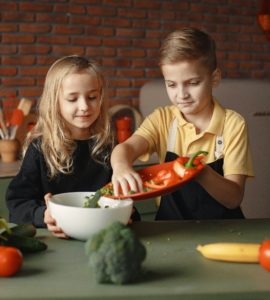 Cucinare è un'attività molto divertente per i bambini ma anche uno strumento efficace per educare alla parità di genere