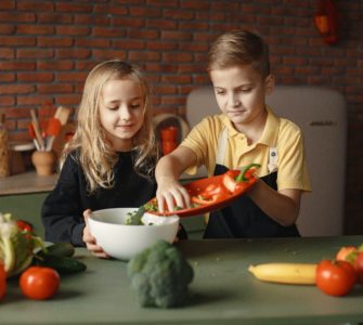 Cucinare è un'attività molto divertente per i bambini ma anche uno strumento efficace per educare alla parità di genere