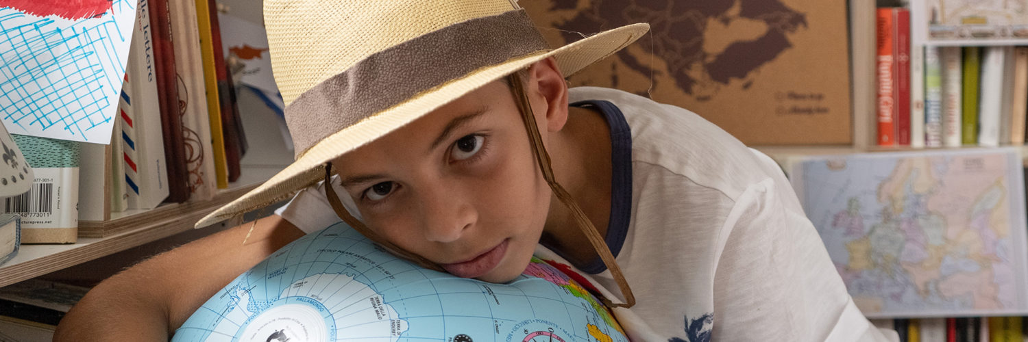 La noia e i bambini nelle lunghe giornate estive.