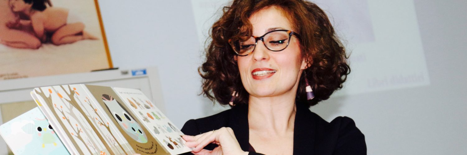 Alessandra Maltempo, attrice ed educatrice teatrale durante un workshop per educatori dedicato alla letteratura per l'infanzia e a come leggere libri ai bambini