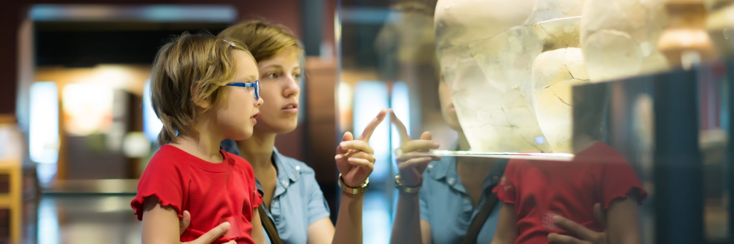 La visita a un museo è un'attività che ci aiuta a educare i bambini alla bellezza, ma non è l'unica. Photo credits: bearfotos - www.freepik.com