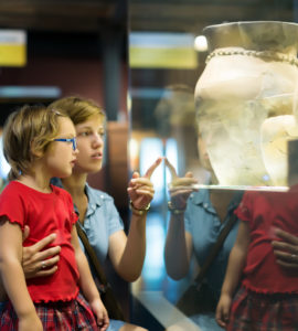 La visita a un museo è un'attività che ci aiuta a educare i bambini alla bellezza, ma non è l'unica. Photo credits: bearfotos - www.freepik.com