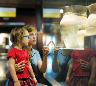 La visita a un museo è un'attività che ci aiuta a educare i bambini alla bellezza, ma non è l'unica. Photo credits: bearfotos - www.freepik.com