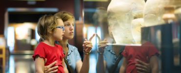 La visita a un museo è un'attività che ci aiuta a educare i bambini alla bellezza, ma non è l'unica. Photo credits: bearfotos - www.freepik.com