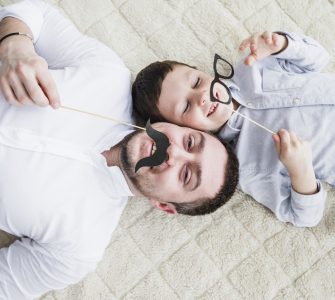 Giochi di ruolo tra papà e figlio