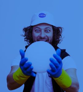 Chi meglio di John Whitemoon poteva spiegare il fenomeno della Luna Blu ai bambini?
