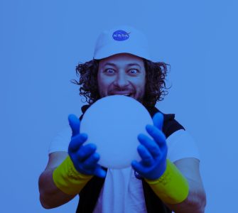 Chi meglio di John Whitemoon poteva spiegare il fenomeno della Luna Blu ai bambini?