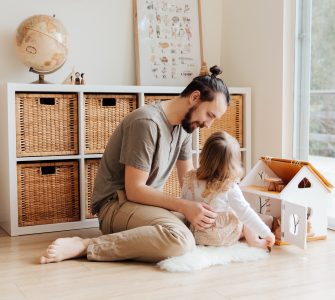 Per giocare con i bambini è importante osservare e dimostrare il nostro interesse