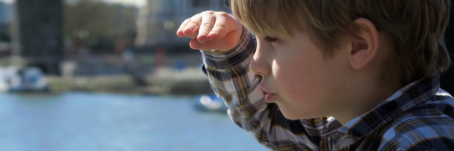ragazzo porto bambino estate