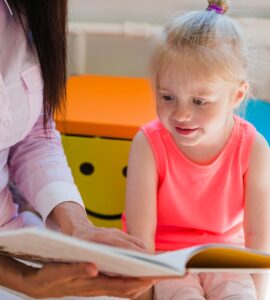 lettura ad alta voce bambina in ascolto