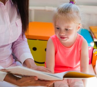 lettura ad alta voce bambina in ascolto