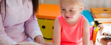 lettura ad alta voce bambina in ascolto