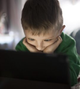 bambino con tablet