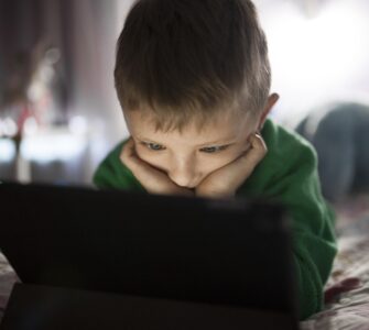 bambino con tablet