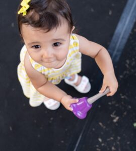 bambina con campanella in mano
