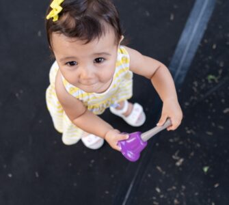 bambina con campanella in mano