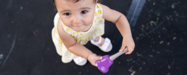 bambina con campanella in mano