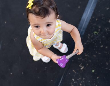 bambina con campanella in mano