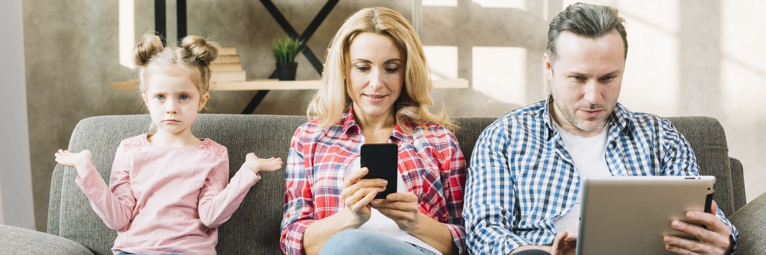 figlia arrabbiata seduta sul divano con sua madre padre usando tablet digitale cellulare casa