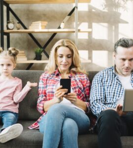 figlia arrabbiata seduta sul divano con sua madre padre usando tablet digitale cellulare casa