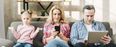 figlia arrabbiata seduta sul divano con sua madre padre usando tablet digitale cellulare casa