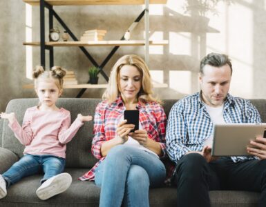figlia arrabbiata seduta sul divano con sua madre padre usando tablet digitale cellulare casa