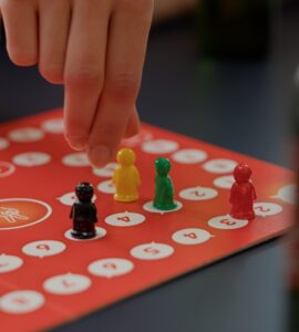 Giovani che giocano al gioco da tavolo sciarade con carte collezionabili