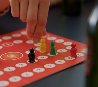 Giovani che giocano al gioco da tavolo sciarade con carte collezionabili