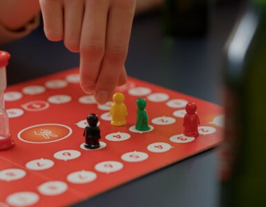 Giovani che giocano al gioco da tavolo sciarade con carte collezionabili