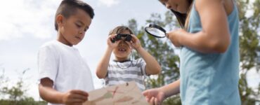 tra bambini che giocano alla caccia al tesoro con una mappa in mano