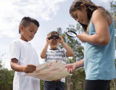 tra bambini che giocano alla caccia al tesoro con una mappa in mano