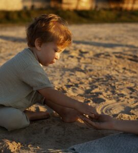 tenero bambino che gioca in spiaggia
