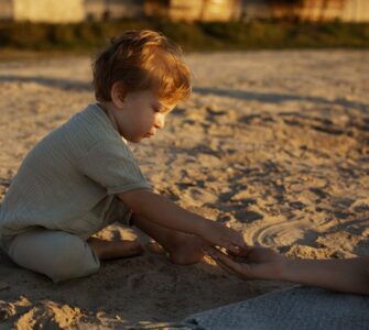 tenero bambino che gioca in spiaggia
