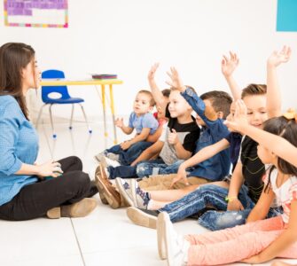 gruppo di studenti che alzano le mani per partecipare