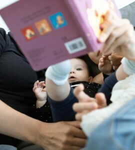 neonato a cui viene letto un libro