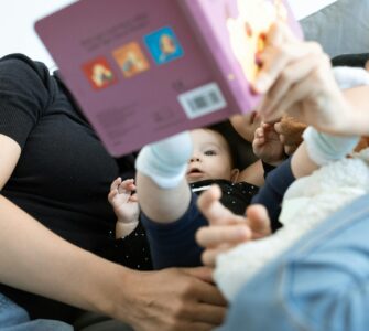 neonato a cui viene letto un libro